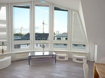 Vermieten: Sun-drenched penthouse loft in Berlin Mitte with skyline view